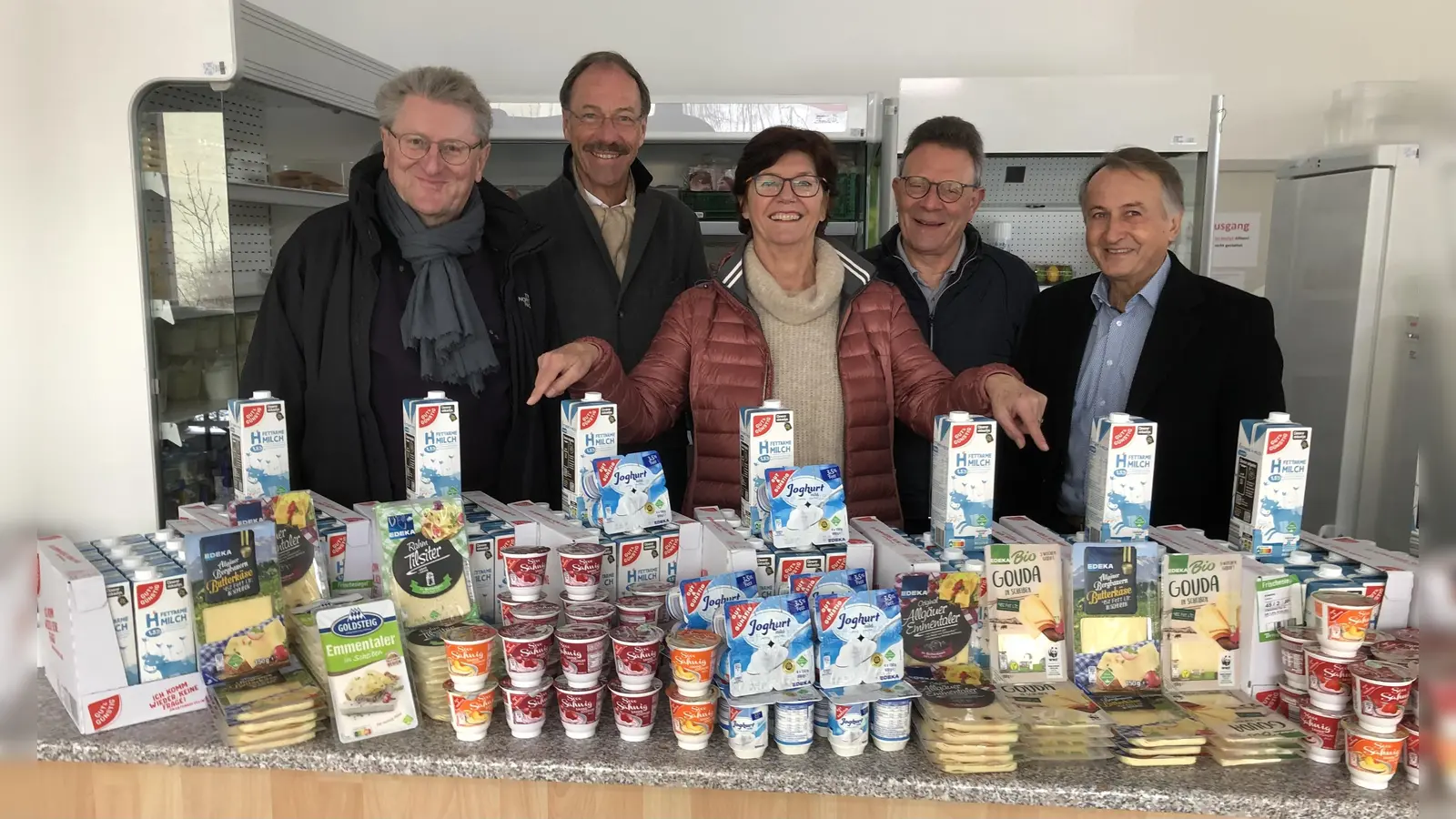 Reinhard Wilhelm (Tafelleitung), Arnd Walther (Vorstand Funke-Hopfner-Stiftung), Sonja Thiele (Kuratoriumsvorsitzende), und Wolfgang Winter (Tafelleitung) und Anton Sedlmayr (Vorstand Funke-Hopfner-Stiftung) nach einer wöchentlichen Lieferung (von links).<br> (Foto: Manfred-Funke-Hopfner-Stiftung )