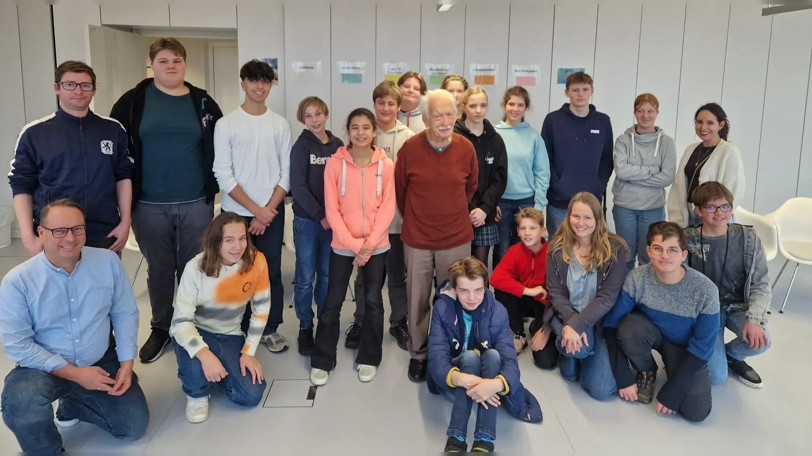 Schülerinnen und Schüler aus den Klassen 7 bis 10 der Montessori-Schule mit Ernst Grube (m.), Schulleiter Christian Albrecht (l. kniend), sowie den beiden Pädagogen und Leitern der Gruppe „Schule ohne Rassismus” Johannes Riedlberger (links außen stehend) und Steffi Schlappinger (kniend, 3.v.r.). (Foto: © Aktion Sonnenschein)
