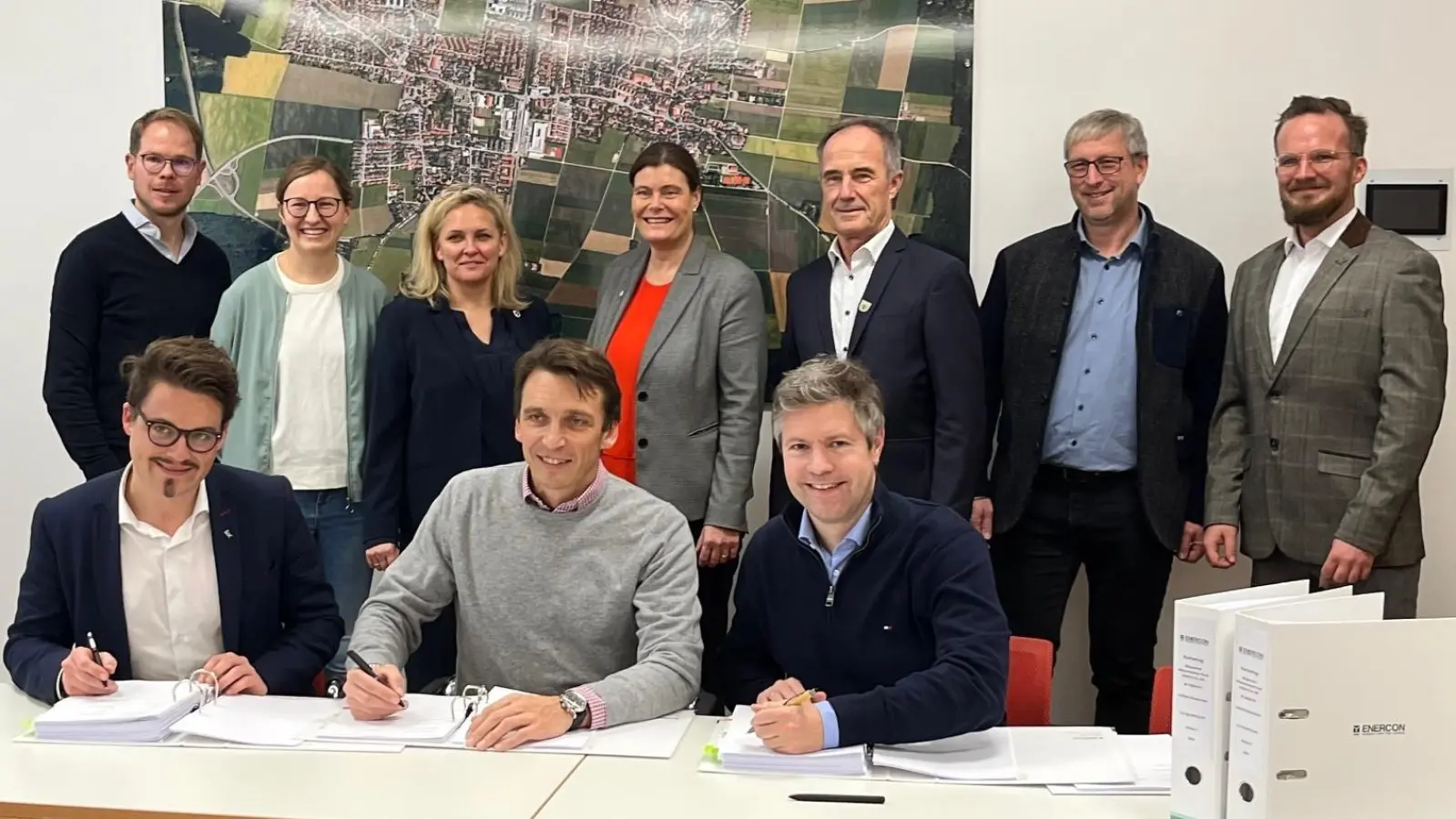 Gemeinsam aktiv für die Windkraft: J. Schnabel (ENERCON); R. Sing, Geschäftsführer Bürgerwind Höhenkirchner Forst GmbH &amp; Co. KG; B. Seifert (ENERCON) (v.h.v.l.) Mitarbeiter des Ingenieurbüro Sing, sowie die Bürgermeister Inge Heiler (Egmating), Mindy Konwitschny (Höhenkirchen-Siegertsbrunn) und Andreas Lutz (Oberpframmern).  (Foto: Wehner)