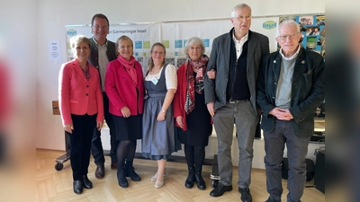Wegbegleiter und Mitarbeiter der Germeringer Insel feiern im Zenja die Jubiläumsfeier. (Foto: pst)