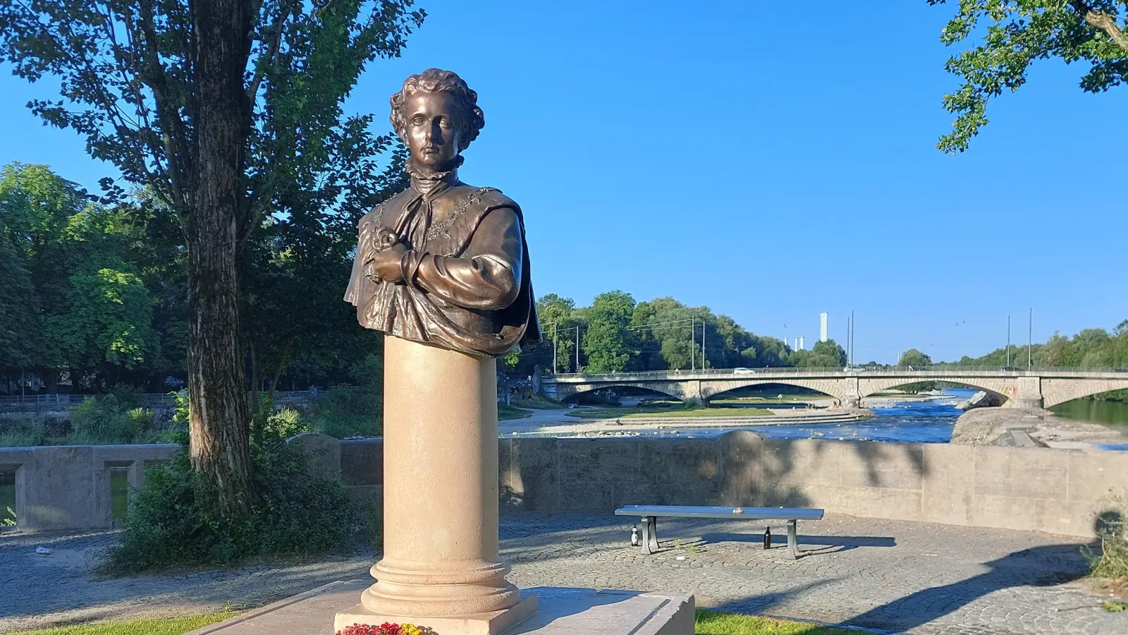 Brandneu: Das Denkmal für König Ludwig II. auf der Corneliusbrücke, eingeweiht im Juni 2026. (Foto: bas)