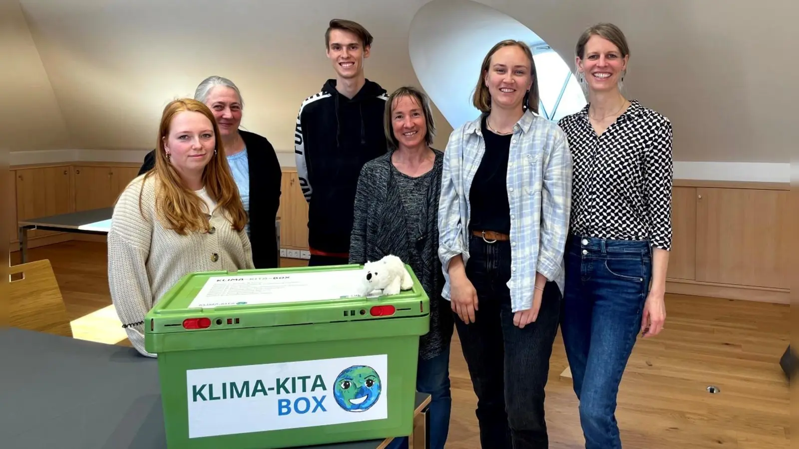 Freuen sich über die Klima-Kita-Boxen für Sauerlach Kitas und Kindergärten (von links): Nadin Brum, Magdalena Hecher, Timo Molitor und Kathrin Dietheuer, die Klimaschutzmanagerin der Gemeinde Sauerlach, Sanna Wassenberg, und Catharina Jacobsen von der Energieagentur Ebersberg-München. (Foto: Catharina Jacobsen)