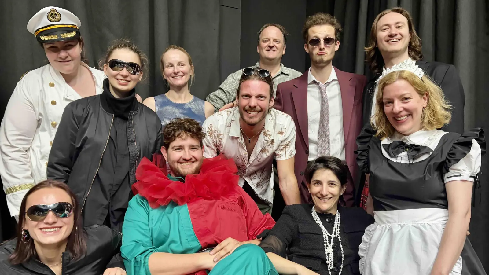 Das Ensemble des „Münchner Sommertheaters im Englischen Garten” freut sich auf viele Besucher. Diesmal gibt es „Was ihr wollt”.  (Foto: Sebastian Bergau, Münchn. Sommertheater)