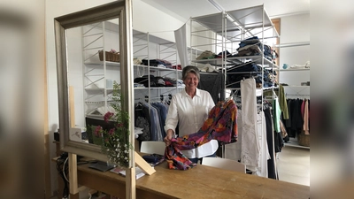 Im Secondhandladen der Nachbarschaftshilfe findet man regelmäßig chice Mode aus Zweiter Hand. Ehrenamtliche versehen hier den Dienst. (Foto: hw)