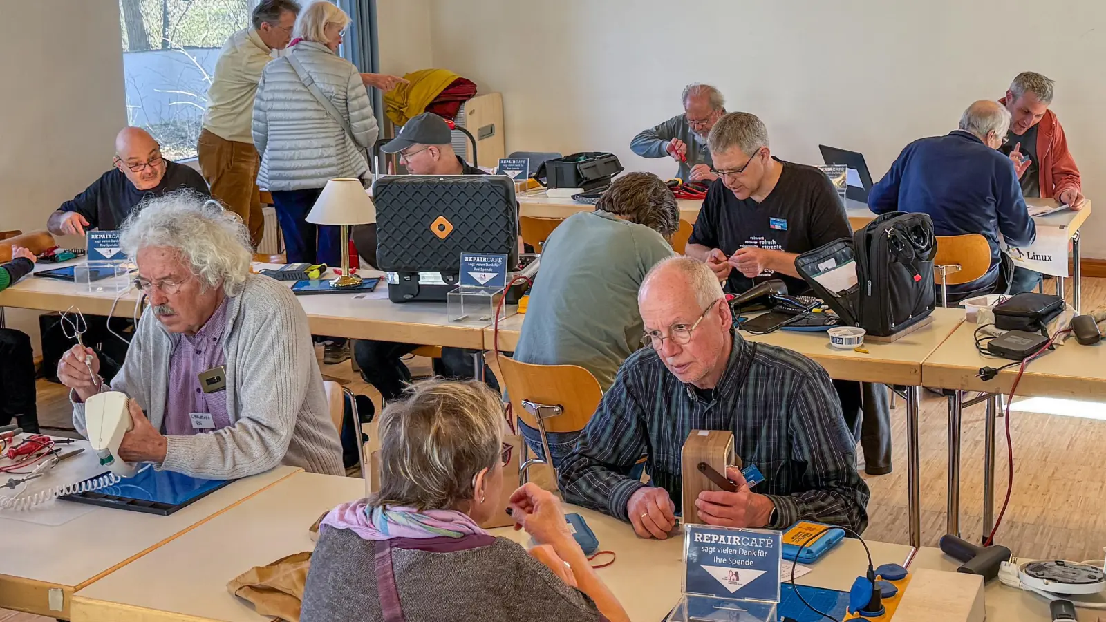 Rund 20 Ehrenamtliche helfen regelmäßig bei den Reparaturen mit. (Foto: Michael Himmelstoß)