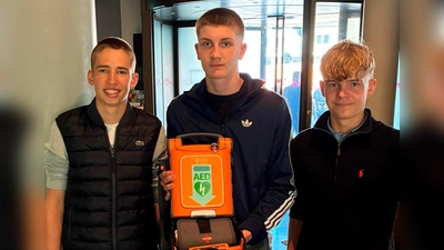 Echte Retter: Drei Jugendliche reanimieren einen Mann auf offener Straße und halten im Anschluss stolz ein lebensrettendes Hilfsmittel in die Kamera: den Automatisierten externen Defibrillator. (Foto: Feuerwehr München)