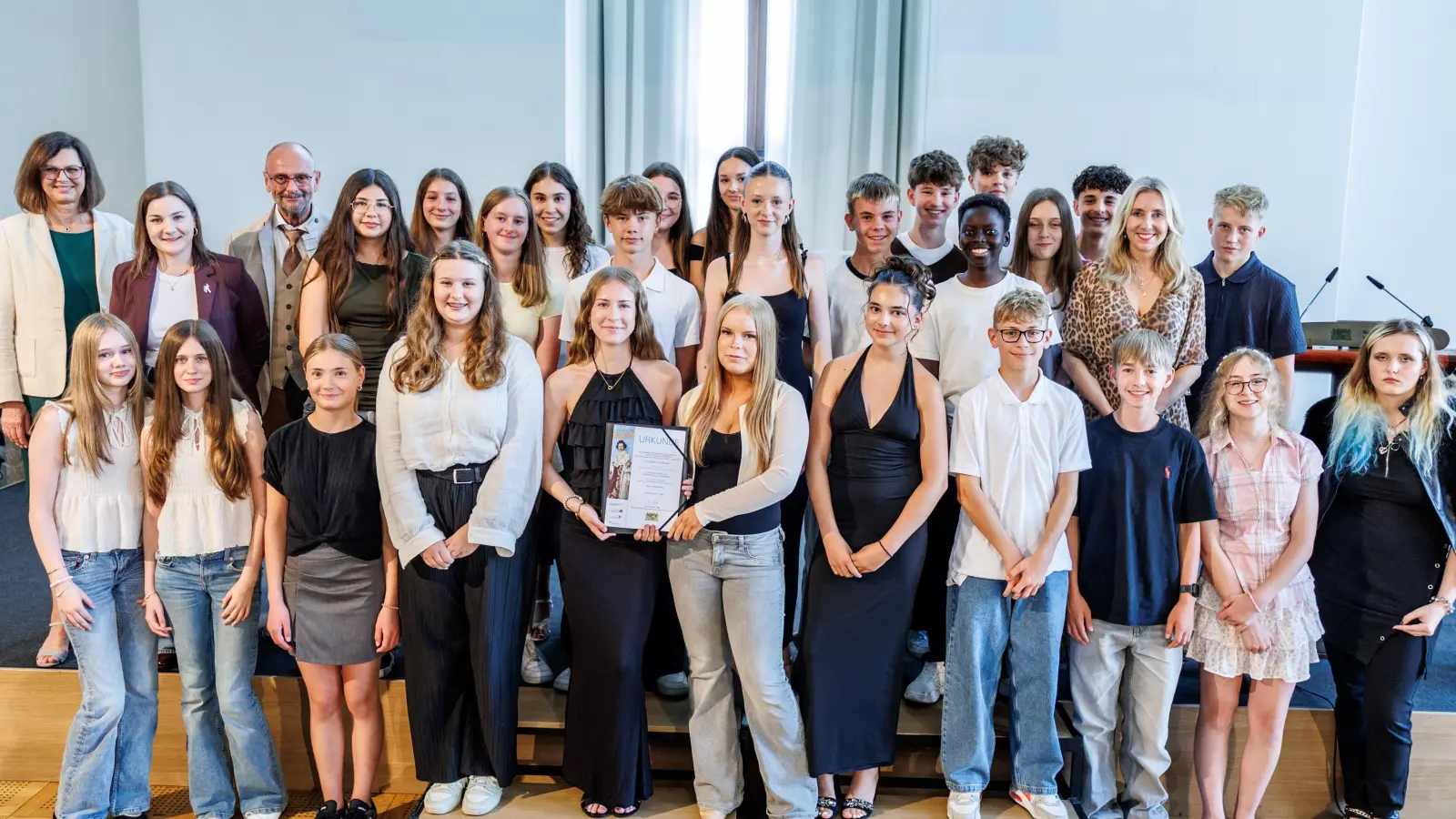 Beim Schülerlandeswettbewerb Erinnerungszeichen 2025/26 gewann die Klasse 8c der Johann-Andreas-Schmeller-Realschule Ismaning den 2. Preis. (Foto: Matthias Balk/Stmuk)