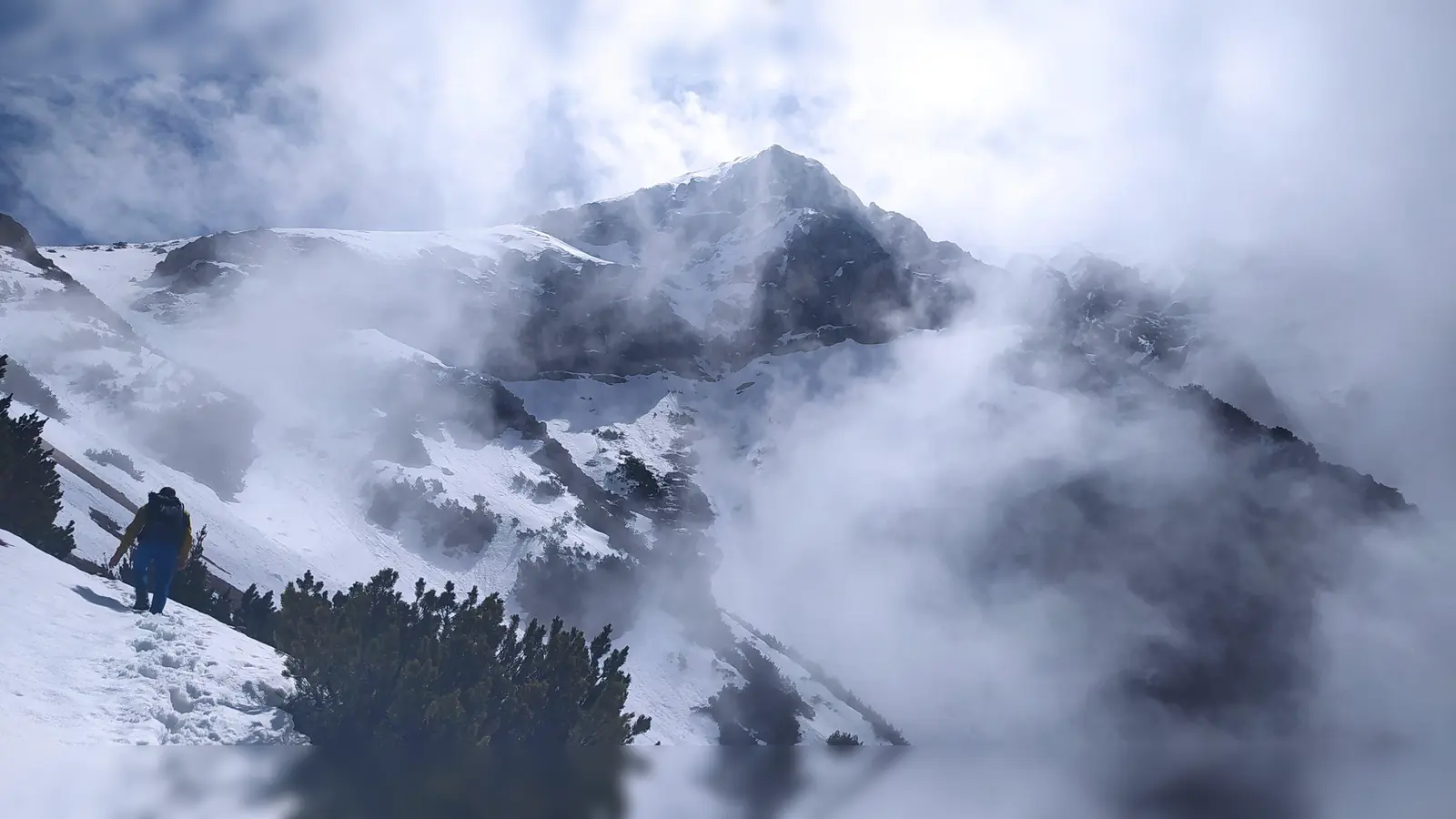 Bergtouren bei winterlichen Verhältnissen erfordern eine umsichtige Planung und auch die richtige Ausrüstung. Sonst wird es schnell gefährlich. (Foto: Stefan Dohl)