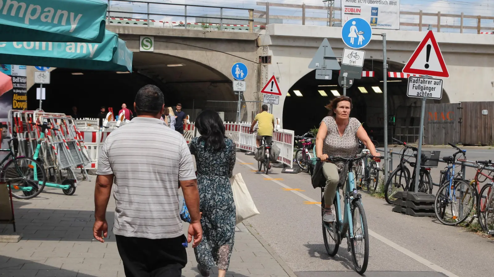 Im baustellenbedingt verengten Laimer Tunnel müssen sich nach wie vor Radfahrer wie auch Fußgänger in beide Richtungen den Weg teilen. (Archivbild: Beatrix Köber)