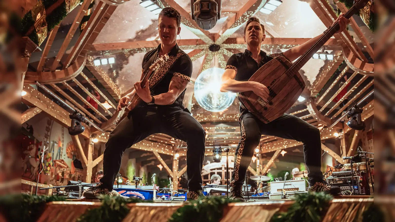 Die Partyband Cagey Strings sorgt am Eröffnungsabend für gute Stimmung auf Bühne 1. (Foto: san2design)