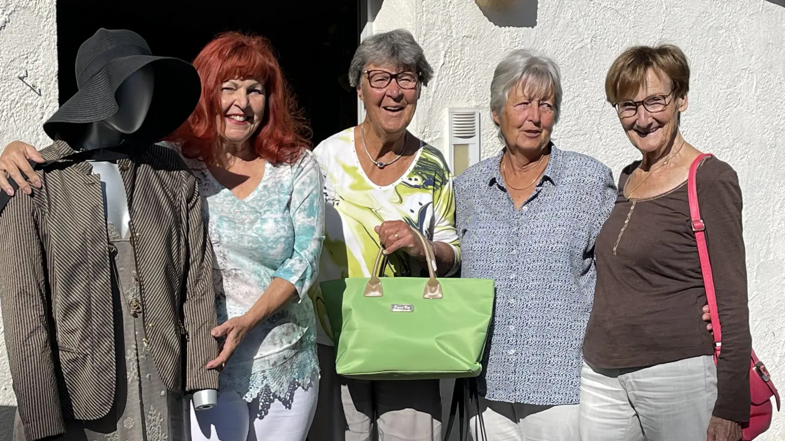 Ein tolles Team für die gute Sache: Irene Steele, Helga Träger, Gertraud Mayr und Annelies Aigner (v..) freuen sich über gut erhaltene Spenden und viele Käufer. (Foto: hw)