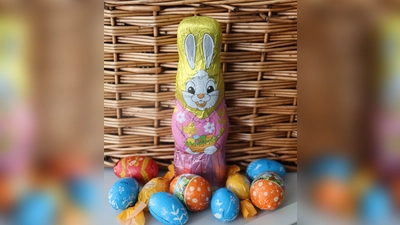 Der Osterhase persönlich gibt sich die Ehre auf dem Osterfest im Olympiapark. Zusammen mit seinem Spezl verteilt er dabei auch wieder viele Süßigkeiten an kleine und große Besucher.  (Symbolbild: mha)