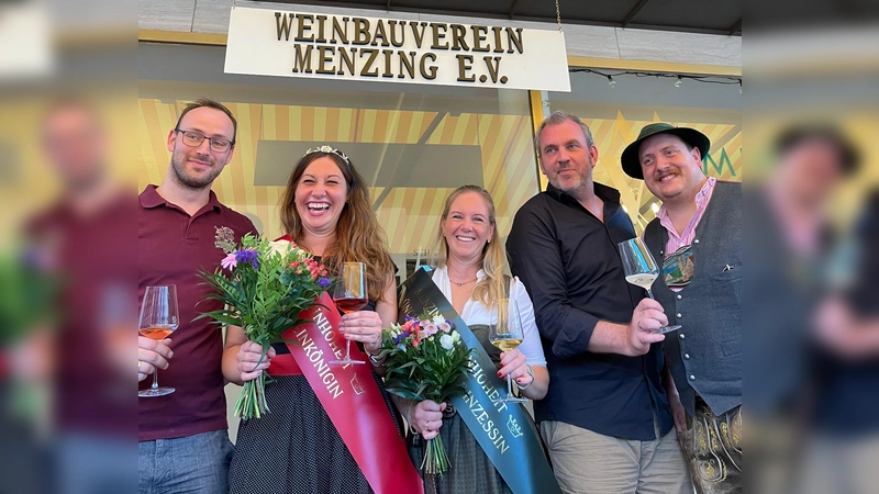 Weinkönigin Hanna Heim und Weinprinzessin Bettina Leger (Zweite und Dritte von links). (Foto: Weinbauverein Menzing e.V.)