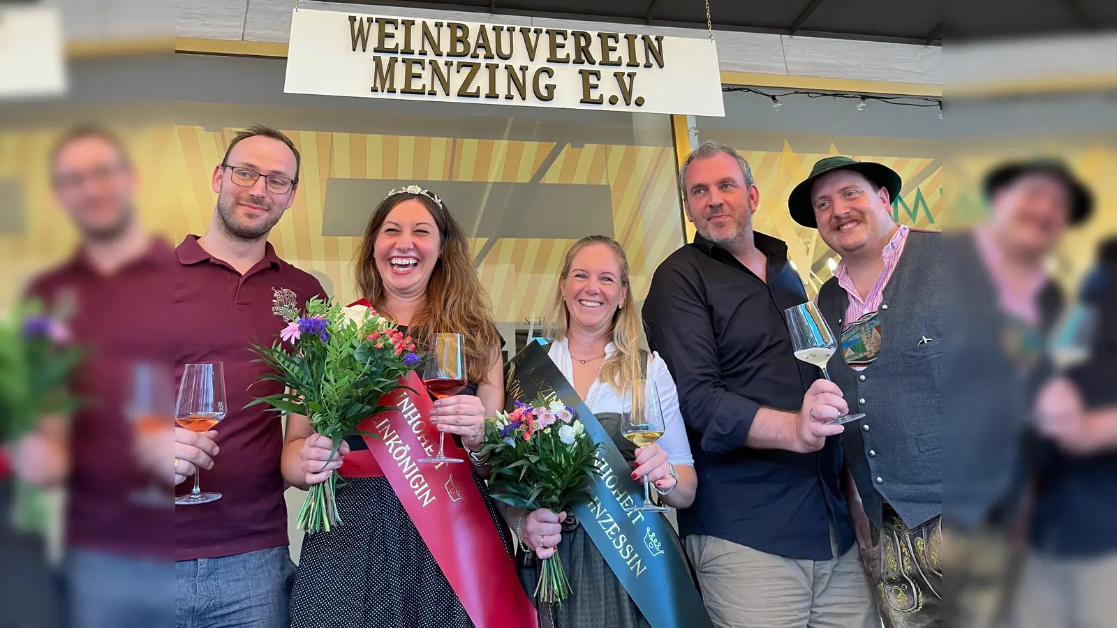 Weinkönigin Hanna Heim und Weinprinzessin Bettina Leger (Zweite und Dritte von links). (Foto: Weinbauverein Menzing e.V.)