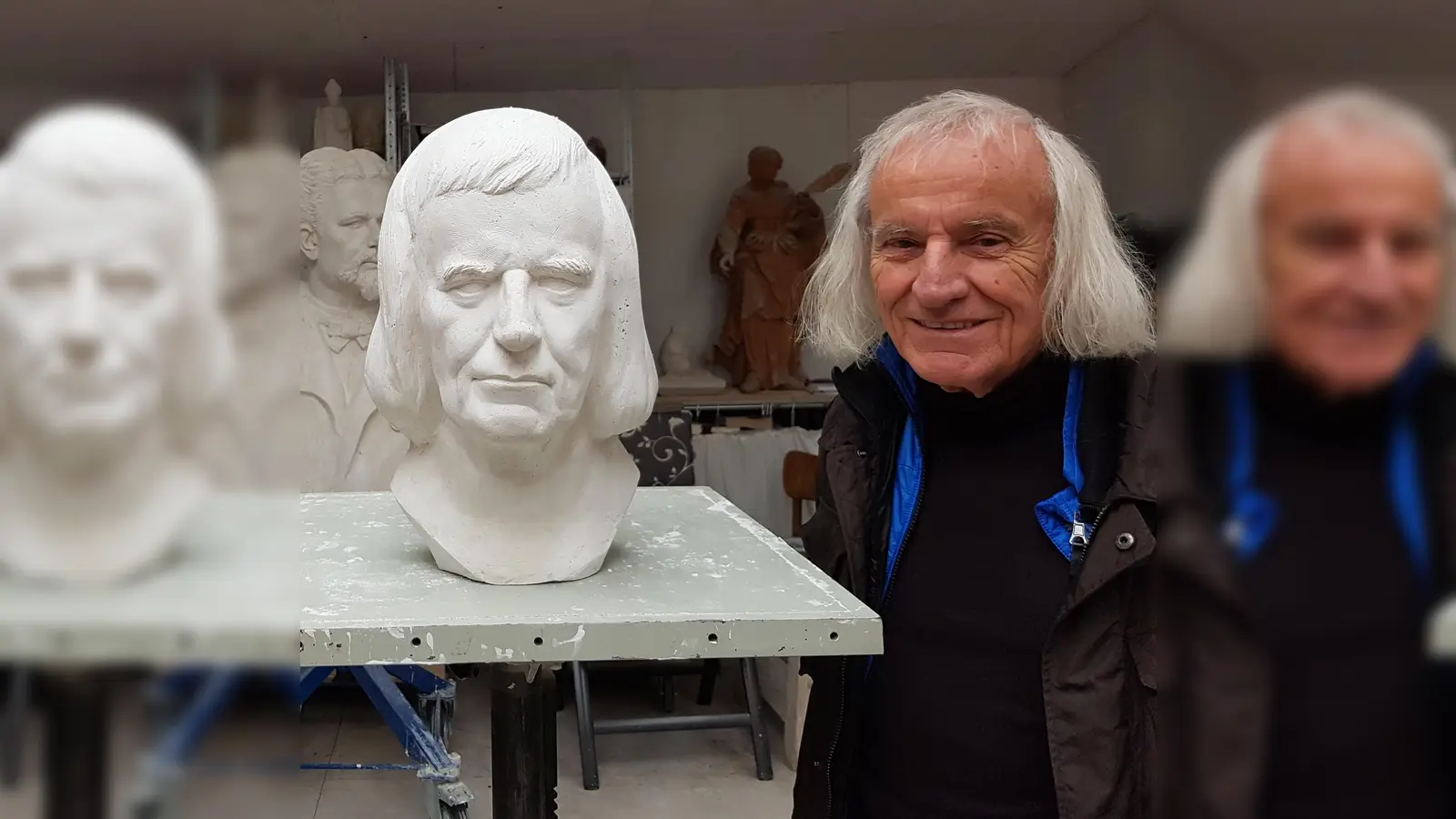 Walter Haupt (rechts) mit seiner Büste und dem Künstler Toni Preis, der sie erschaffen hat. (Foto: privat)