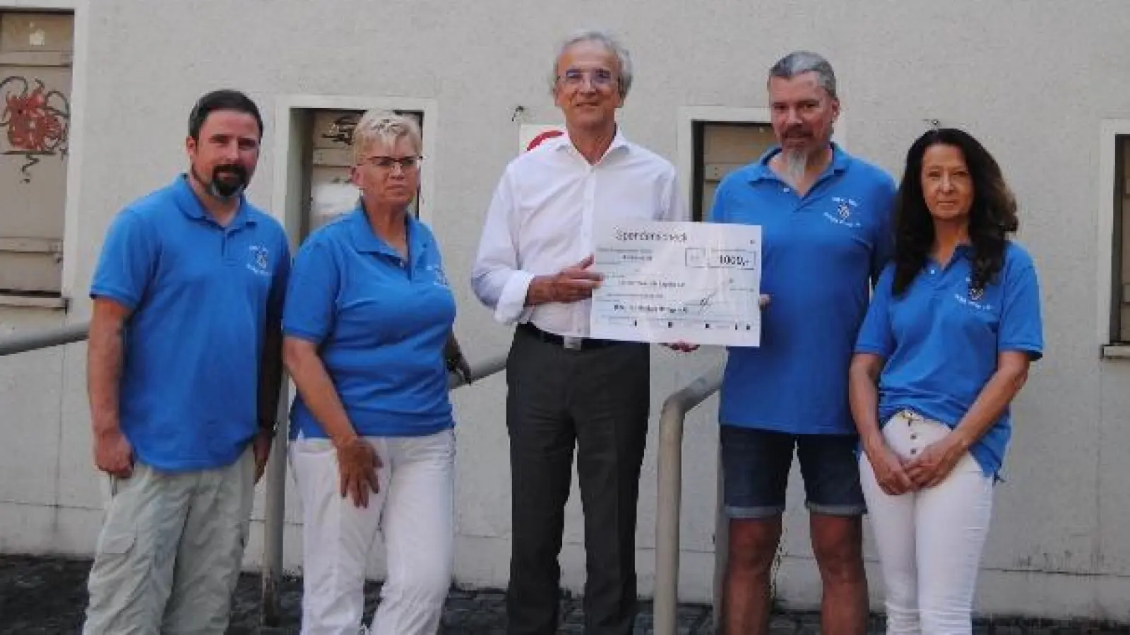 1.000 Euro übergab der Fußballfanclub „Gfui für Sechzig Minga” an den Verein „Mein letzter Wunsch Bayern”. (Foto: Verein)