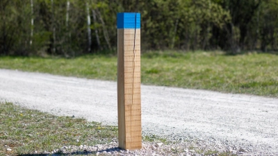 Holzpfosten mit blauer Markierung kennzeichnen nun die Grenzen des Umweltbildungsgeländes rund um das HeideHaus. (Foto: Heideflächenverein Münchener Norden)