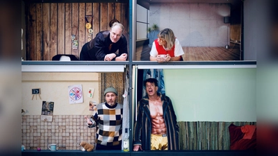 Die vier Geschwister versuchen in einer Videokonferenz, ein Geschenk für die Eltern zu organisieren. (Foto: say_cheese_Kultur_gGmbh)