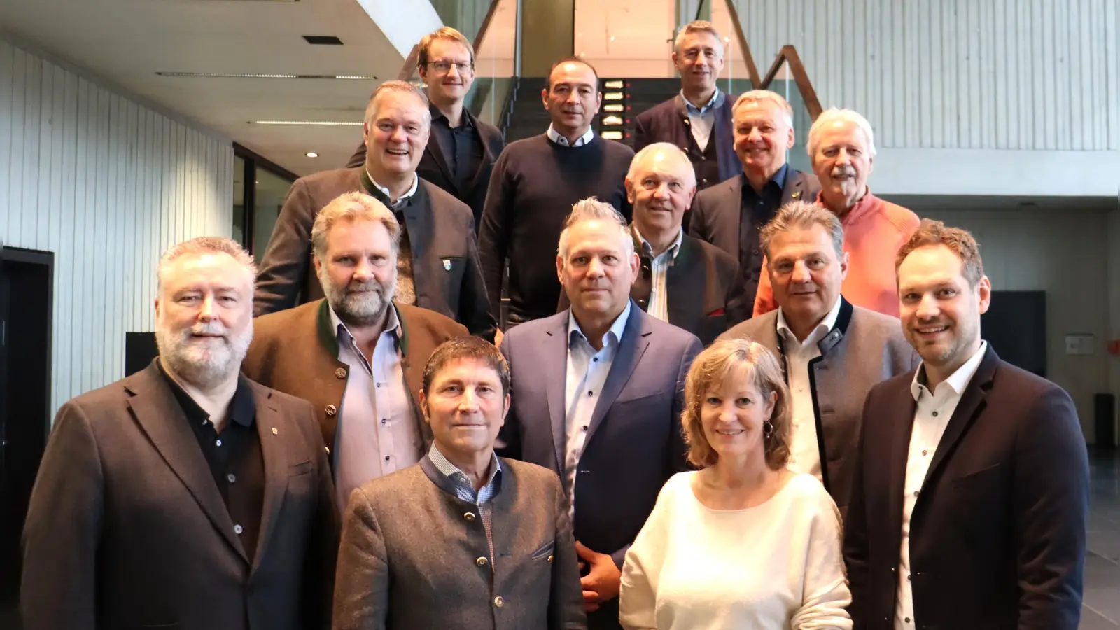 Vertreter der Kommunen der NordAllianz und WestAllianz. Obere Reihe, v. links: Thaler (Eching), M. Böck (Oberschleißheim), C. Böck (Unterschleißheim). 2. Reihe, v. links: Gruchmann (Garching), Groß (Bergkirchen), Heilmeier (Neufahrn), Müller (Maisach). 3. Reihe, v. links: Schäfer (Gröbenzell), Kneidl (Sulzemoos), Zech (Pfaffenhofen). Vordere Reihe, v. links: Greulich (Ismaning), Kemmelmeyer (Unterföhring), Hendorfer (WestAllianz), Henn (Hallbergmoos). (Foto: bas)