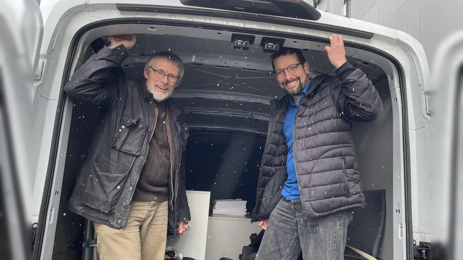 Ralph Hölting und Harald Leonpacher (Lion) bei der Büromöbel-Aktion für die Jugendeinrichtung, das Schloss Zinneberg in Glonn (v.l.). (Foto: Lions Keferloh)
