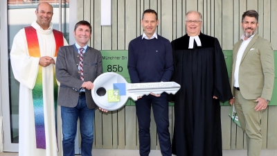 Von links: Der katholische Pfarrer Markus Brunner, Unterföhrings Bürgermeister Andreas Kemmelmeyer, Karl Scheinhardt (Geschäftsführer der Baugesellschaft München-Land), der evangelische Pfarrer Carsten Klingenberg und Architekt Kurt Mattei weihten die neuen Mehrgenerationen-Wohnanlage am Wehnerhof ein. (Foto: Gemeinde Ufg/mic)