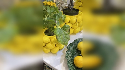 Nützliches und Schönes findet man auf dem Flohmarkt in Sauerlach. (Foto: hw)