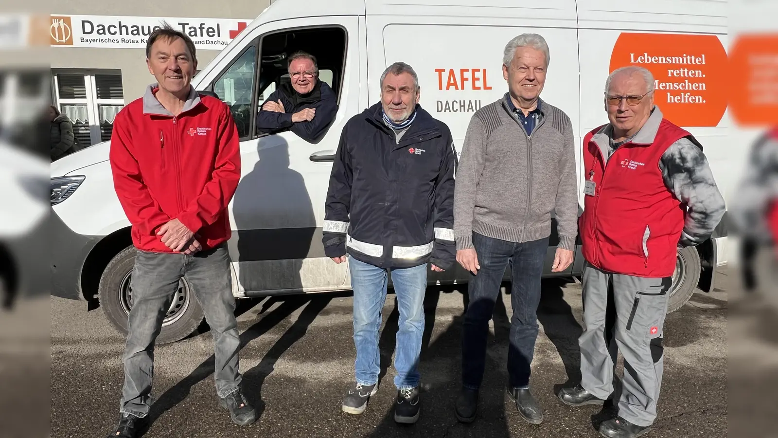  <br>Robert Thalau, im Transporter Harald Märkl, Josef Sklarski, Albert Solleder und Helmut Grünfelder fahren für die Tafel (v. l.). (Foto: BRK - KV Dachau)