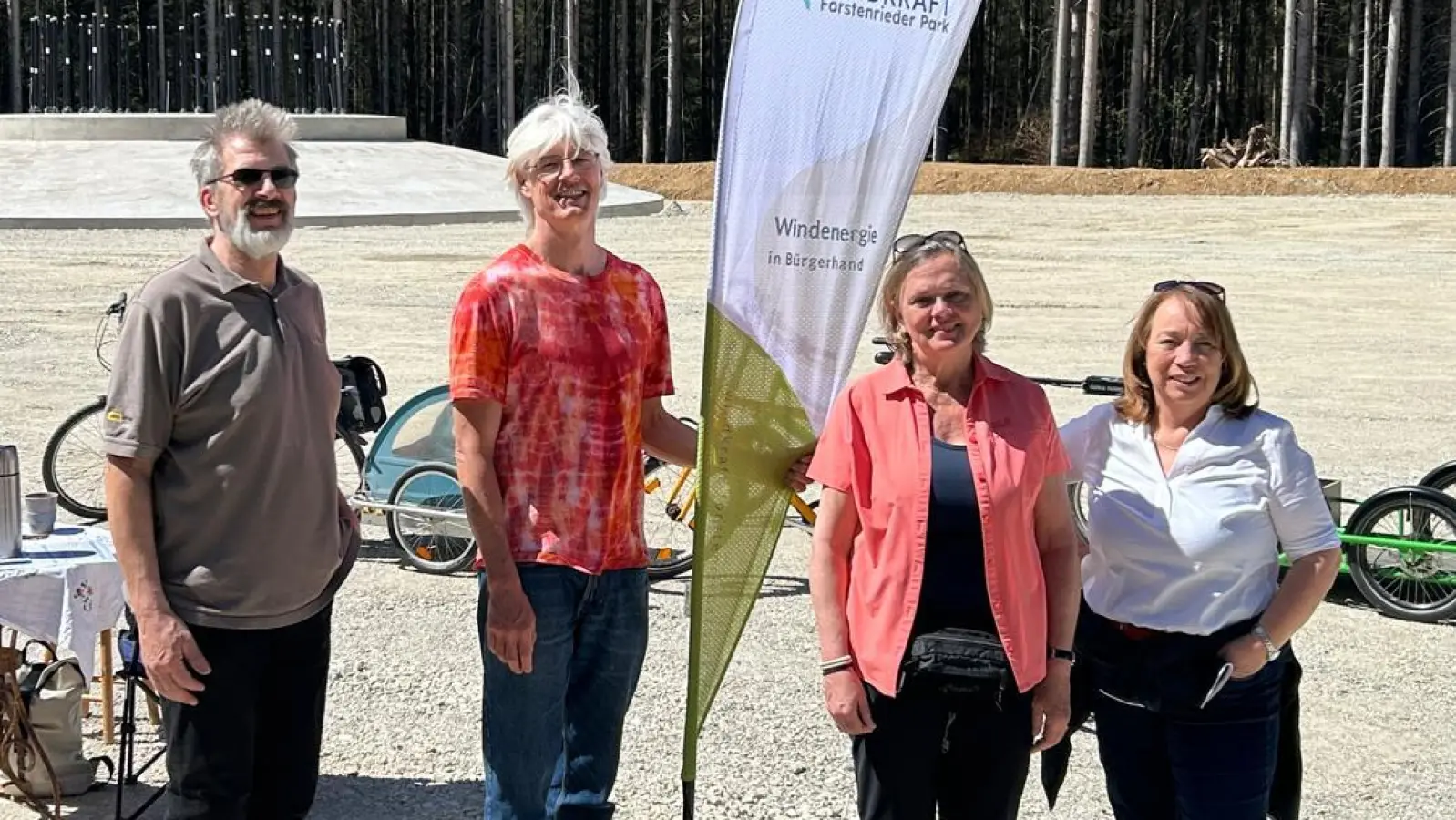 Geben sachkundig Auskunft zum Bürgerenergieprojekt Windkraft Forstenrieder Park (von links): Peter Birett, Mitglied des Aufsichtsrats bei BENG eG, Dr. Dieter Maier, Gemeinderat Neuried, Katharina Habersbrunner, Vorständin BENG eG, und Marlene Greinwald, Vorständin EGF eG. (Foto: red)