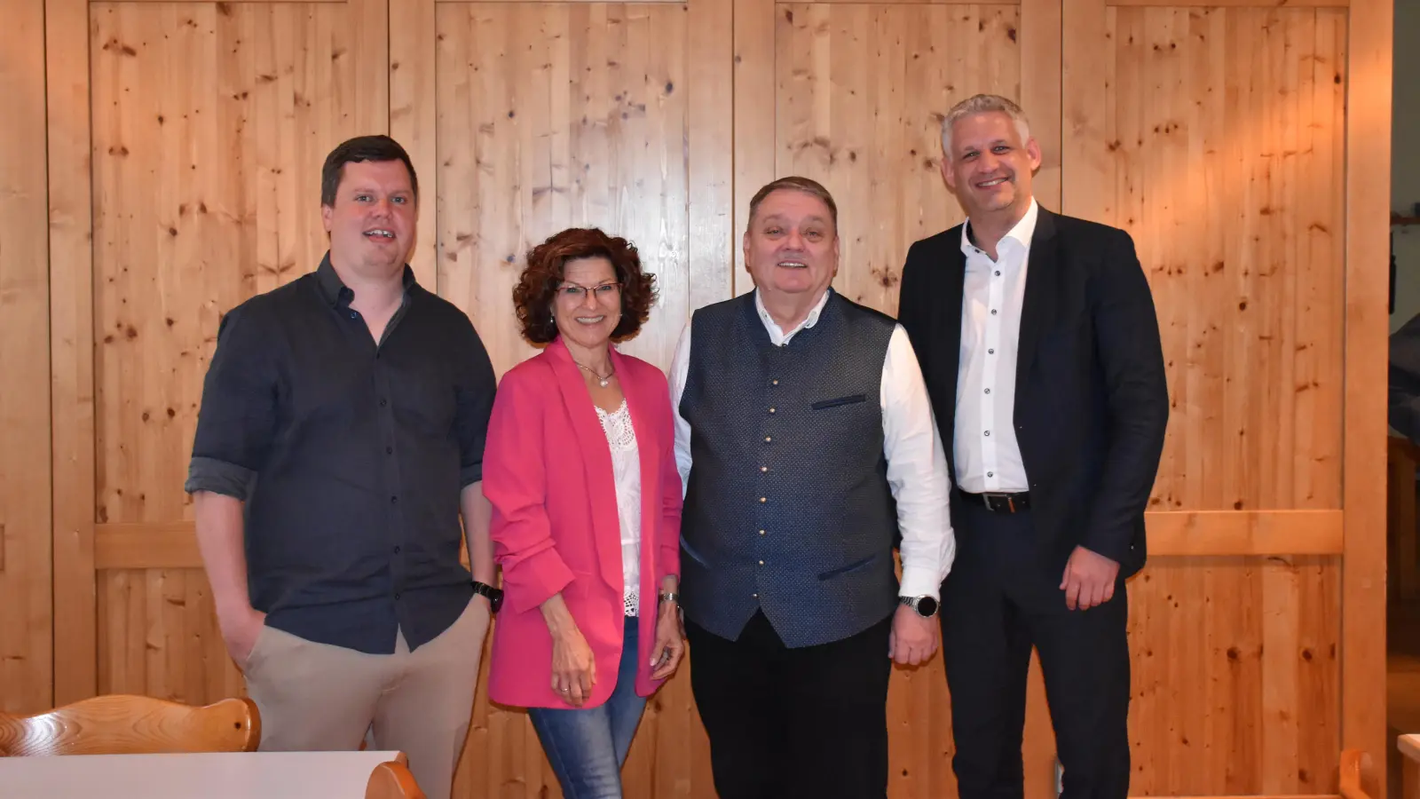 Der neue Geschäftsführende Vorstand der SpVgg (von li): Stefan Rottmeier, 2. Vorstand, Heidrun Schöberl, Kassier, Heinz Rottmeier, 1. Vorstand, und Gratulant Christian Blatt, 1. BGM Erdweg. (Foto: coe)