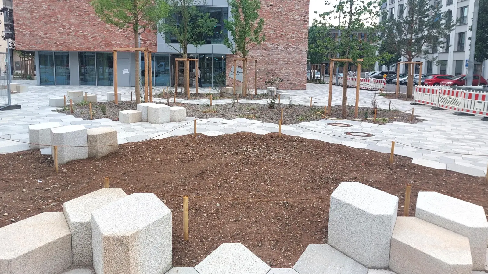 Mit der Fertigstellung des Maria-Nindl-Platzes ist das Quartier Prinz-Eugen-Park nun komplett. (Foto: bas)