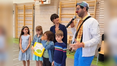 Von links: Die Schülersprecher Mia M., Mia R., Robin R. und Leon W. sowie Schulleiterin Claudia Liebl übergaben die Spende an Klinikclown Dr. Batscho. (Foto: Gerlinde Stettner)