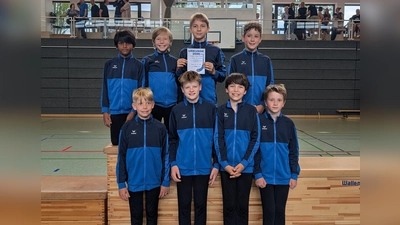 Erreichten einen hervorragenden 2. Platz: die Mannschaft M10/M11 mit (hinten v.l.) Eeshaan Solipuram, Jonas Pilat (Einzelturner), Frederik Lemli, Andreas Eggel und (vorne v.l.) Benedikt Balg, Johannes Dreger (Einzelturner), Magnus Sommer und Lucas Meyer. (Foto: TSV)