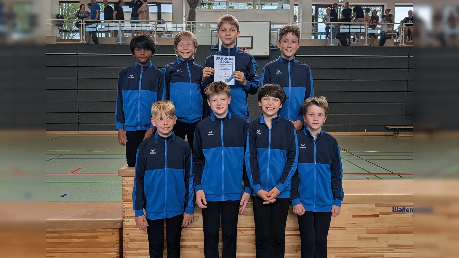 Erreichten einen hervorragenden 2. Platz: die Mannschaft M10/M11 mit (hinten v.l.) Eeshaan Solipuram, Jonas Pilat (Einzelturner), Frederik Lemli, Andreas Eggel und (vorne v.l.) Benedikt Balg, Johannes Dreger (Einzelturner), Magnus Sommer und Lucas Meyer. (Foto: TSV)