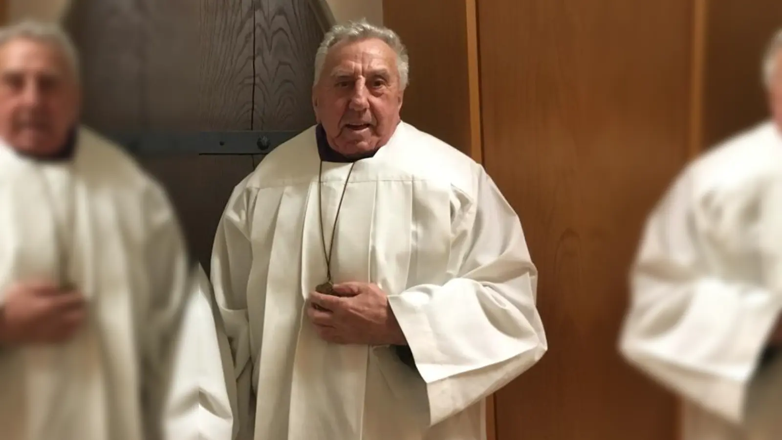 Bei den Gottesdiensten, Andachten und kirchlichen Feiern attestierte Fritz Loibl als treuer Messdiener. (Foto: Pfarrgemeinde St. Sebastian)