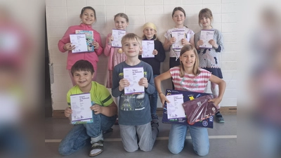 Diese acht Schülerinnen und Schüler der Kleinfeldschule erzielten herausragende Ergebnisse im Känguru-Wettbewerb. (Foto: Kleinfeldschule)