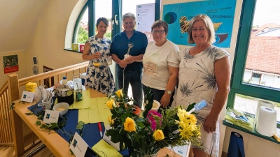 Reichten den Besuchern Cocktails aus Fairtrade-Zutaten: Bürgermeister Stefan Joachimsthaler mit den drei Damen des Büchereiteams. (Foto: Gemeinde Alling)