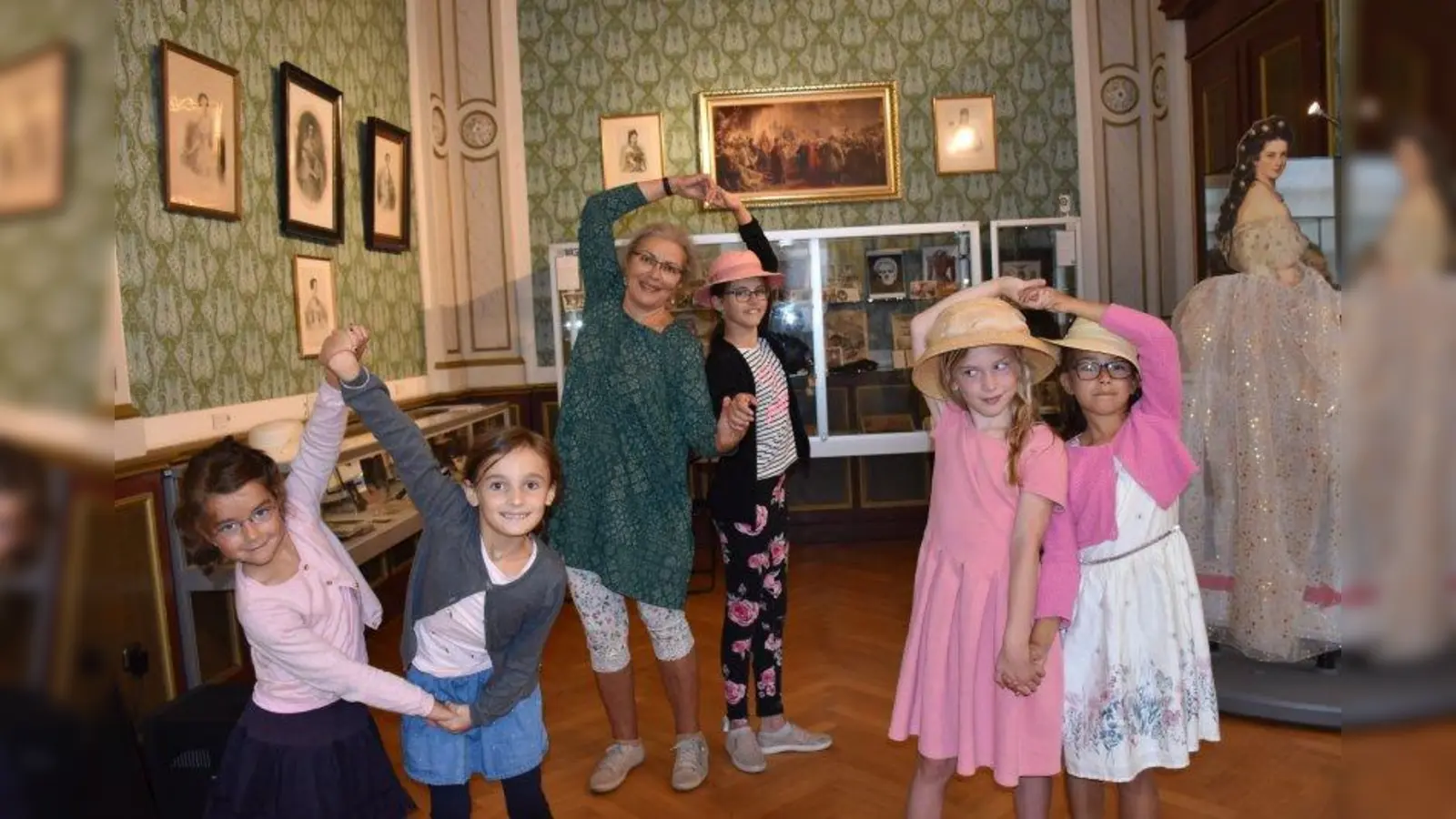 So ein Volkstanz mit &amp;quot;Spinnradl&amp;quot;, wie die Figur heißt, war auch bei den Bällen des Wiener Kaiserhofs beliebt. Lehrerin Elisa de Montelupo-Butz brachte ihn Theresa (v.l.), Marie, Johanna, Hannah und Katharina bei. (Foto: Hauck)