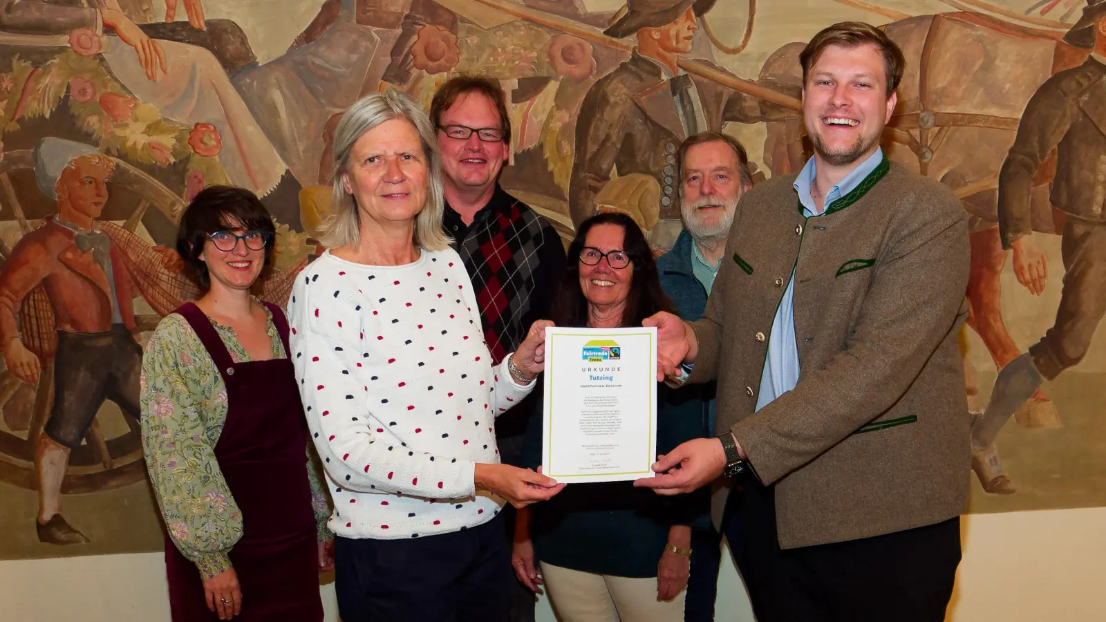 Freuten sich über die Titel-Erneuerung zur Fairtrade-Gemeinde (von links): Flora Weichmann (Weltladen Tutzing e.V.), Heike Dewitz (1.Vorsitzende Weltladen Tutzing e.V. ), Bernd Pfitzner (Gemeinderat), Judith Pinsl-Ober (2. Vorsitzende Weltladen Tutzing e.V.), Günter Schorn (Weltladen Tutzing e.V.) sowie Bürgermeister Ludwig Horn.  (Foto: Tutzing)