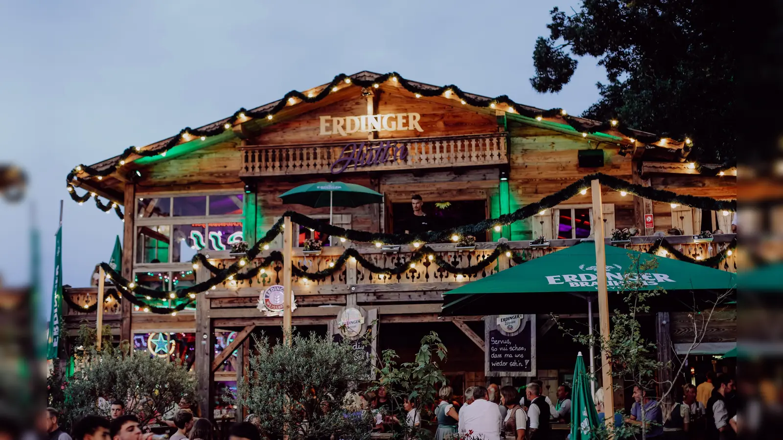 In diesem Jahr werden neue Festwirte für die schon jetzt legendäre ERDINGER Hütt’n-Stimmung sorgen. (Foto: ERDINGER Weißbräu/Martin Brosig )