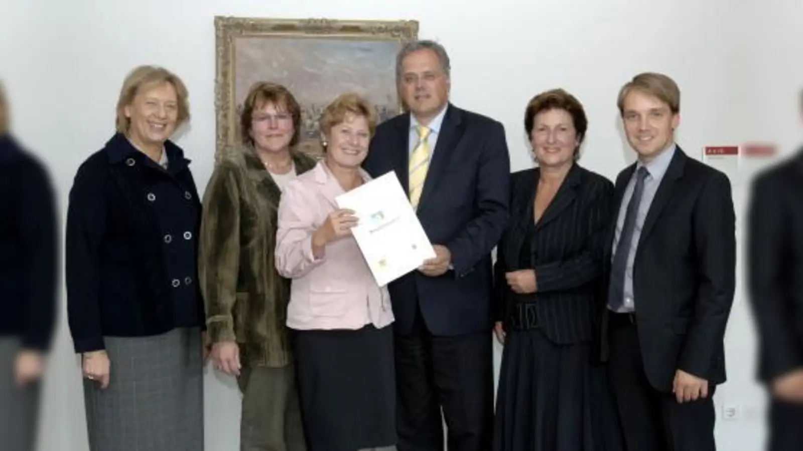 „Das ist eine großartige Sache und vor allem eine nachhaltige Investition, die die Unterhaltskosten deutlich reduzieren wird.“ V.l. Johanna Rumschöttel, Ilse Weiß, Annemarie Detsch, Christoph Hillenbrand, Christine Borst und Tobias Thalhammer bei der Übergabe des Förderschecks im Landratsamt. (Foto: PI)
