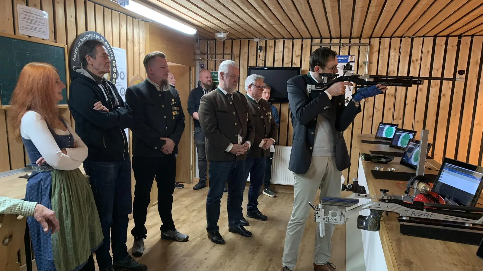 Beim Eröffnungsschuss von Bürgermeister Patrick Janik waren mit dabei (von links): Ingrid Stoll, Schatzmeisterin der FSG, Christian Schmidt, Stefan Kawnik, 1. Schützenmeister der FSG sowie Stefan Fersch und Werner Stöckl von der SG 1874 Percha. (Foto: FSG Starnberg)