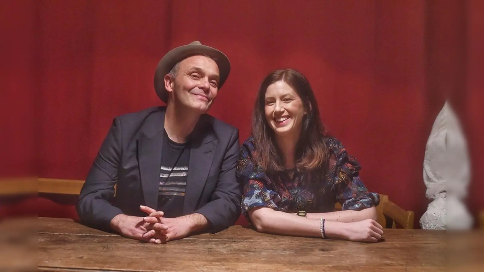 Moderiert wird der Abend von Frank Klötgen und Claudia Pichler.  (Foto: Euro Rohn )