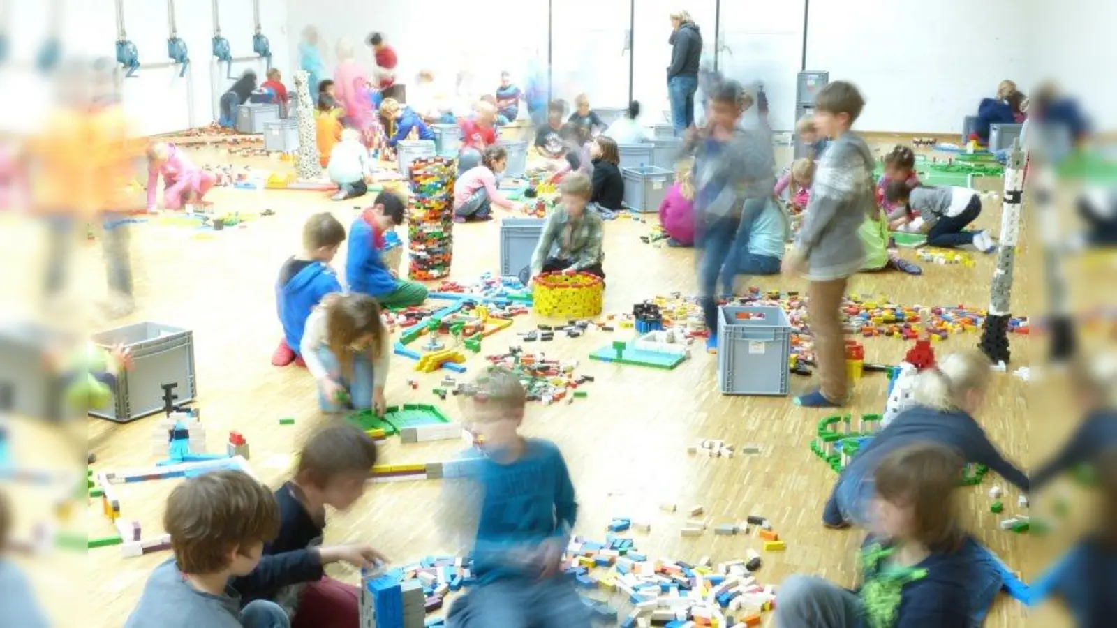 Ideen und Konzentration sind gefragt, wenn Kinder sich allein oder im Team daran machen, ein fantasievolles Bauwerk hochzuziehen. (Foto: Kultur und Spielraum München e.V.)