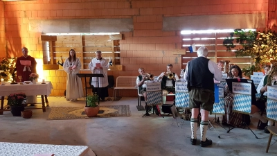Stadtpfarrer Andreas Jaster (l.) wird sein silbernes Priesterjubiläum beim Patrozinium der Hofkapelle in Gut Wandelheim feiern. (Foto: Gem)