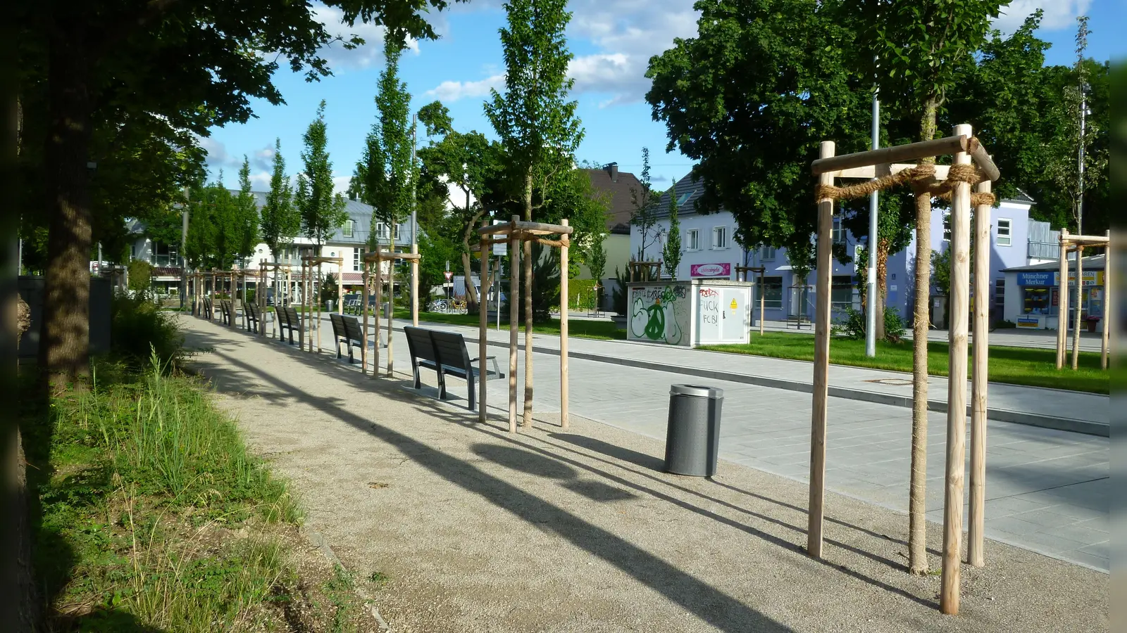 Statt der Kiesflächen sollten am Willibaldplatz mehr Pflanzen wachsen, das beantragte ein Bürger bei der diesjährigen Bürgerversammlung. (Foto: Beatrix Köber)