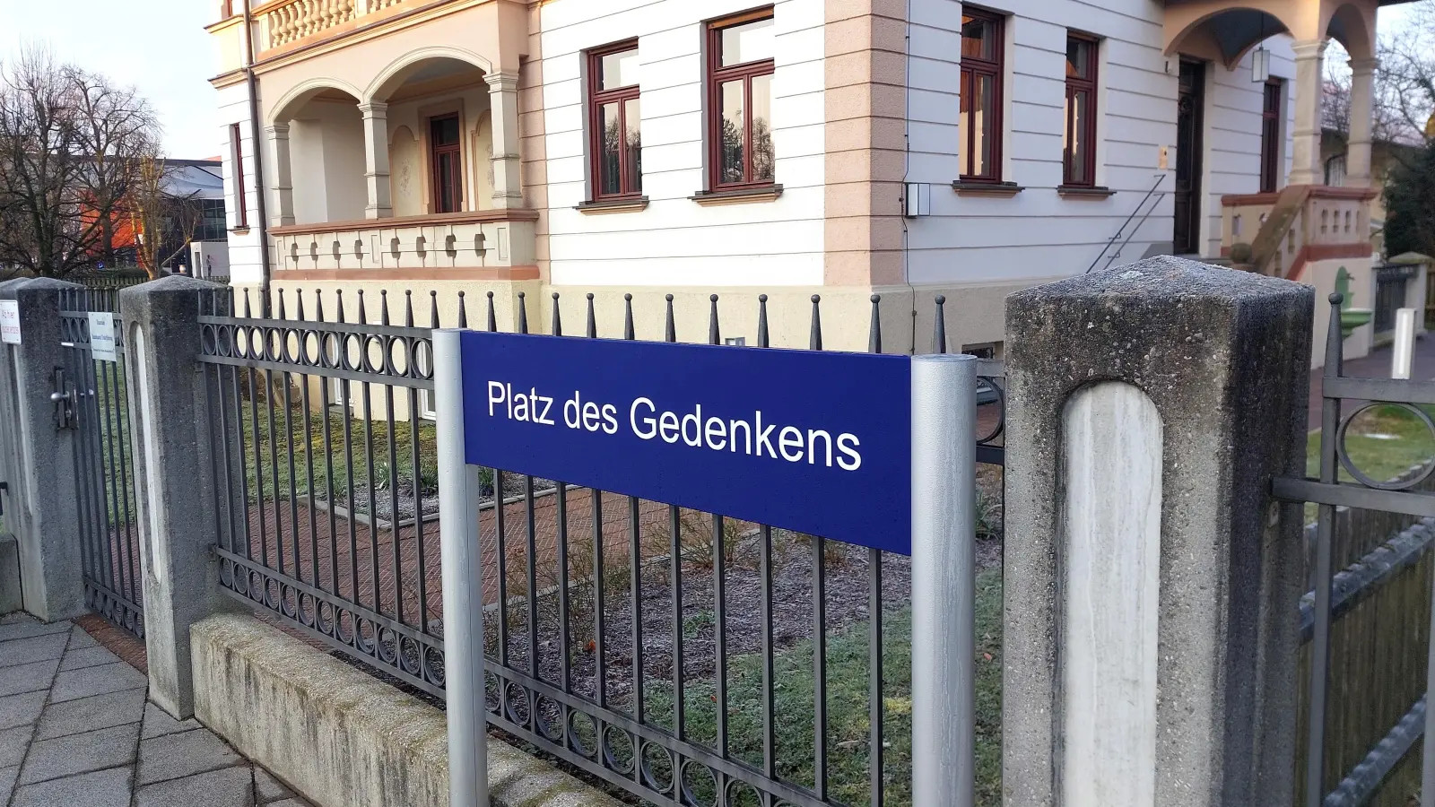 Unterföhring hat jetzt offiziell einen Platz des Gedenkens: Das Schild ist vor kurzem angebracht worden. (Foto: bas)