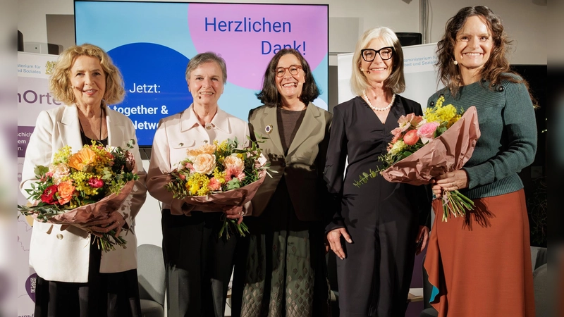  Sozialministerin und Frauenbeauftragte Ulrike Scharf (2.v.r.) mit (v.l.n.r.) Schauspielerin Michaela May, der Präsidentin des Bayerischen Landesfrauenrats Monika Meier-Pojda, Verlegerin Dr. Elisabeth Sandmann und Moderatorin Sylvia Griss (r.). (Foto: Martina Nötel)