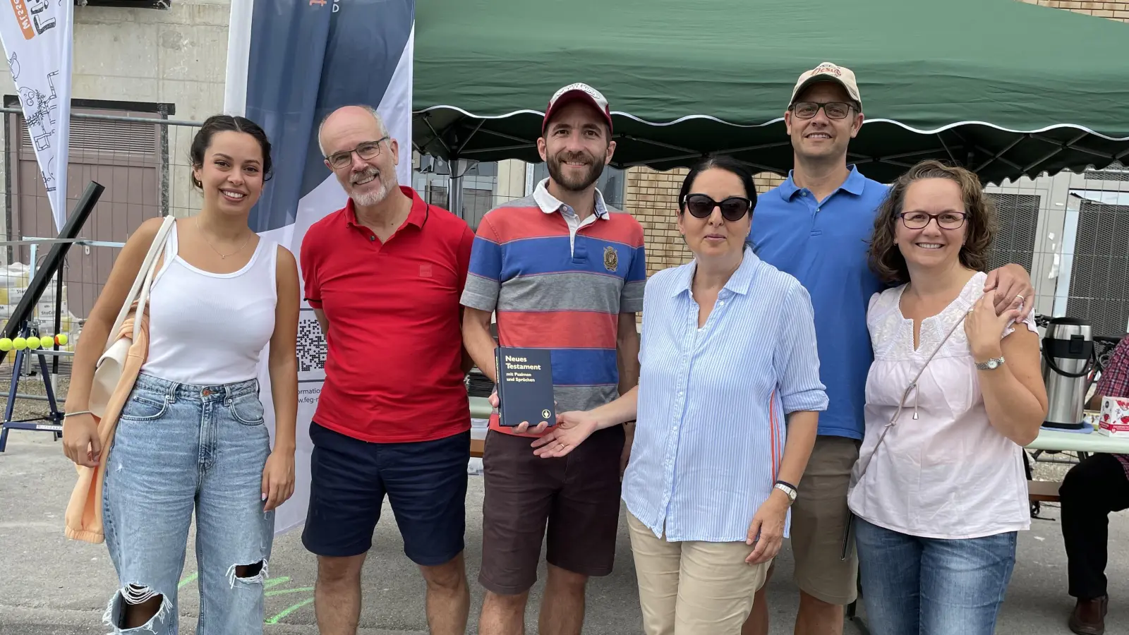 Pastor Sascha Bär (Mitte) von der Freien Evangelischen Gemeinde (FEG) wirbt mit seinen Glaubensbrüdern und -schwestern für die Sonntagsgottesdienste im Bildungscampus.  (Foto: pst)