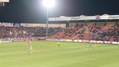 Drittliga-Fußball - wie hier im Dezember 2023 gegen Jahn Regensburg - wird es im Sportpark Unterhaching so bald nicht zu sehen geben. (Archivbild: bas)