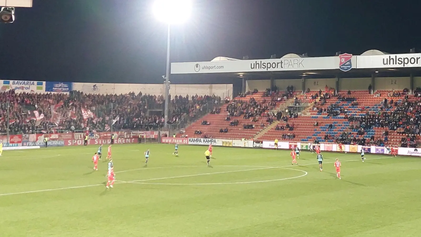 Drittliga-Fußball - wie hier im Dezember 2023 gegen Jahn Regensburg - wird es im Sportpark Unterhaching so bald nicht zu sehen geben. (Archivbild: bas)